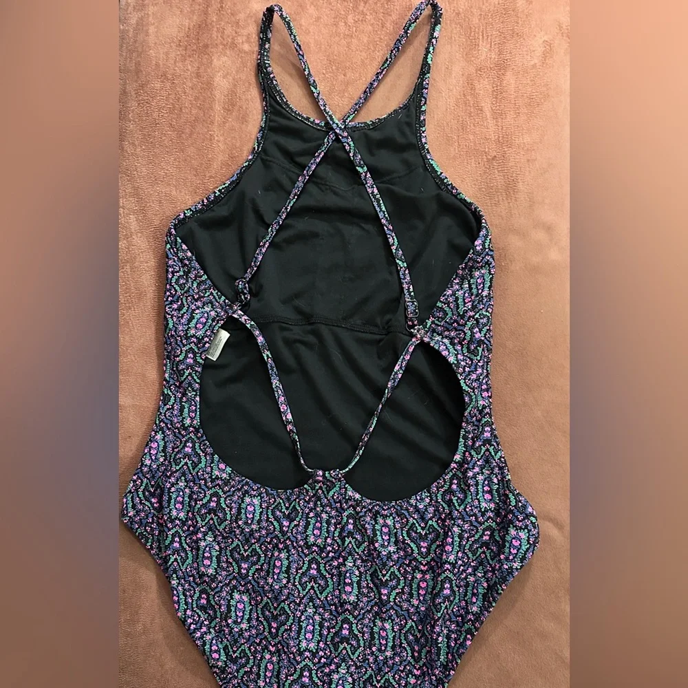 Stylish Women's Swimwear Set - Black, Red, and Blue Patterned - Picture 11 of 14